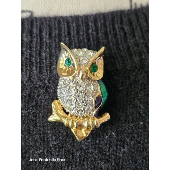 Vintage Emerald Diamond Rhinestones and Gold Toned Owl Brooch - Picture 4 of 4